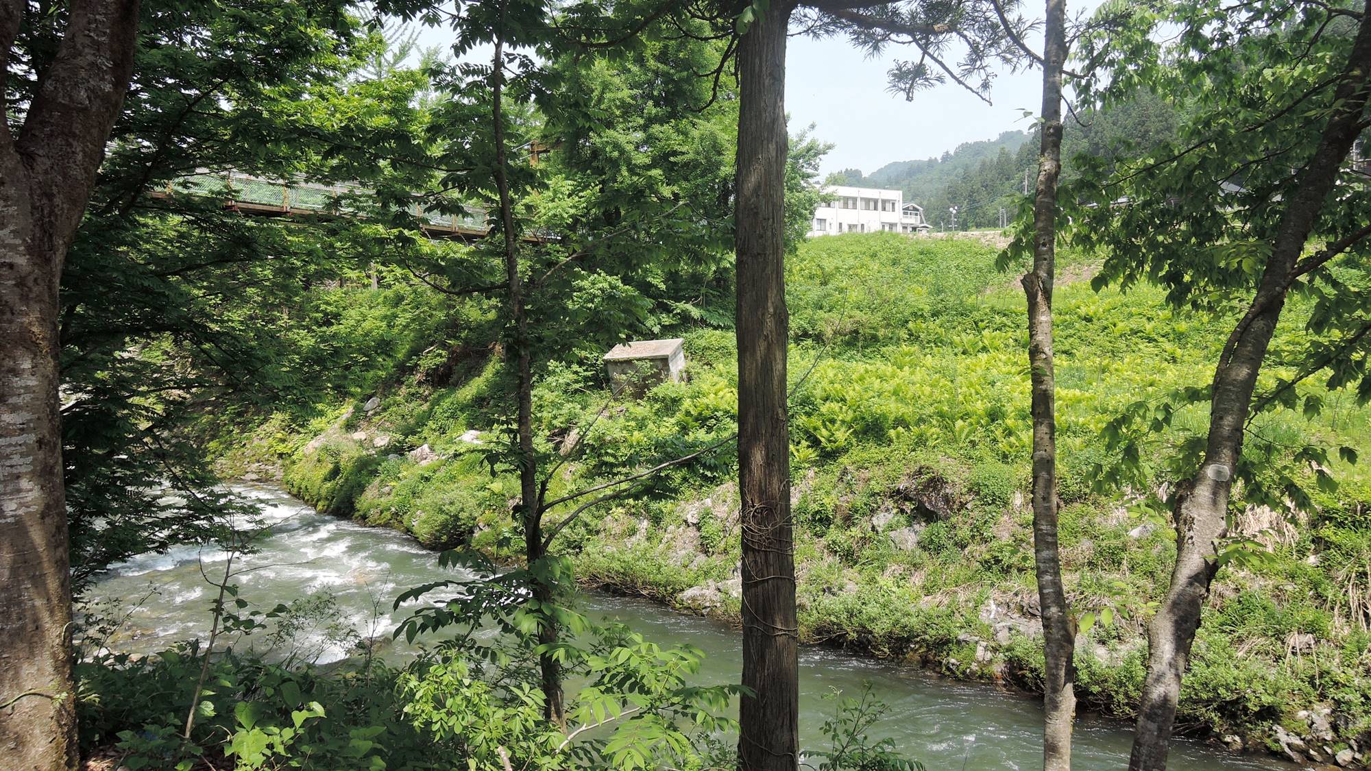 *露天風呂（10月末～4月中旬休止）/山と川に囲まれた岩造りの温泉は野趣たっぷり♪