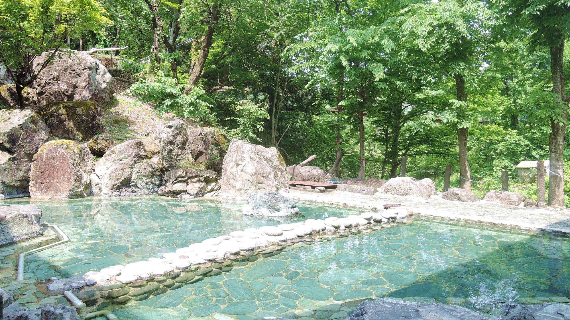 *露天風呂（10月末～4月中旬休止）/天然温泉の柔らかなお湯を、格別の解放感の中でお楽しみ下さい。