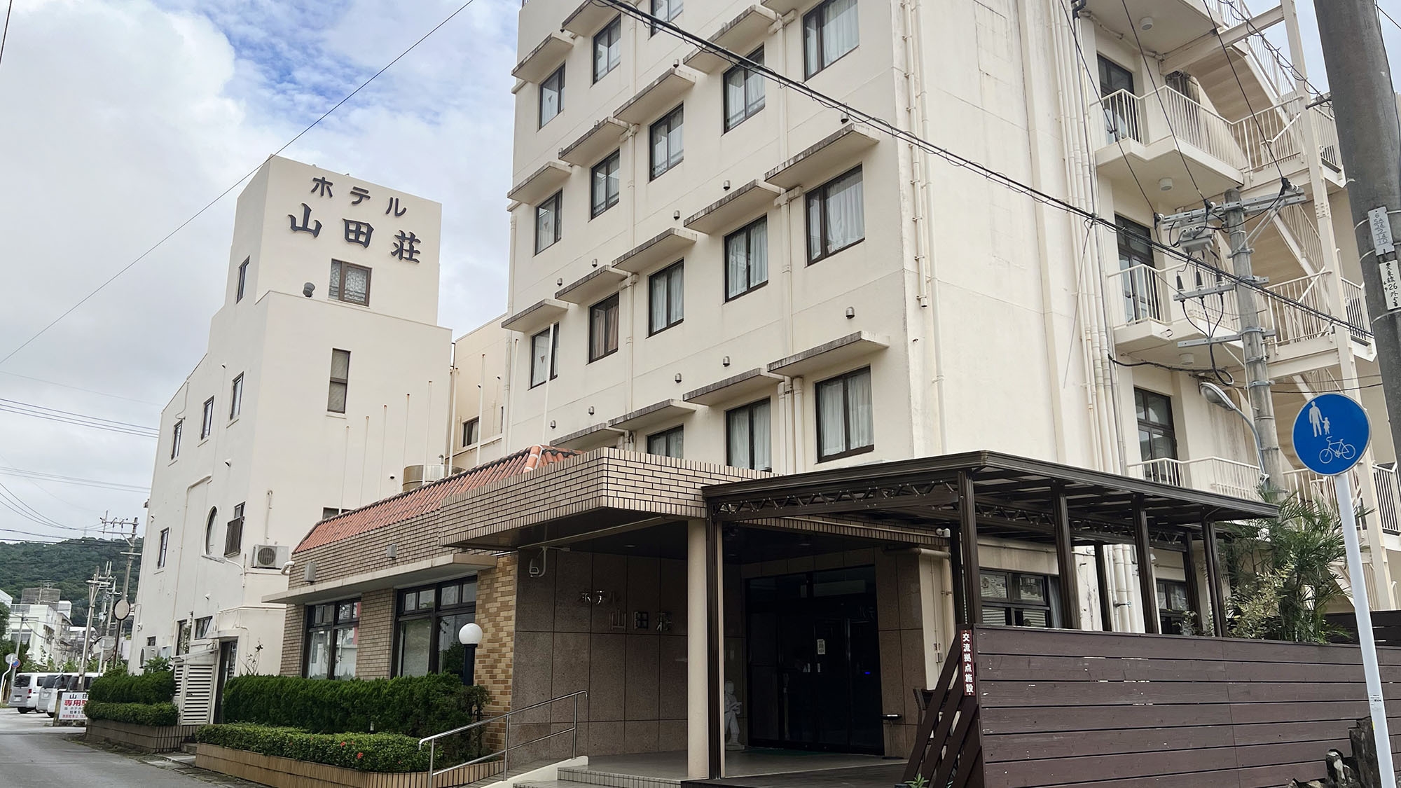 ＜ファミリー素泊＞ご家族やご友人とのお泊りに！名護市街地の中心に立地しておりアクセス良好◎