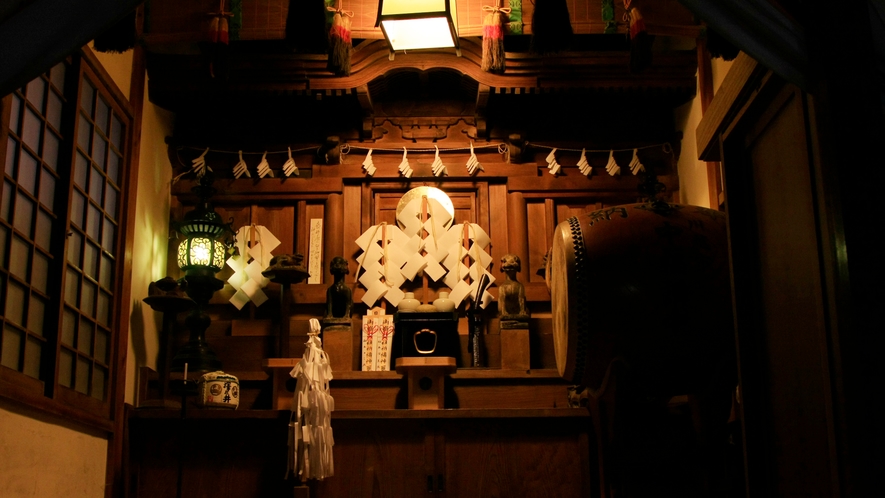 【館内■荘厳な雰囲気を醸し出す神殿】