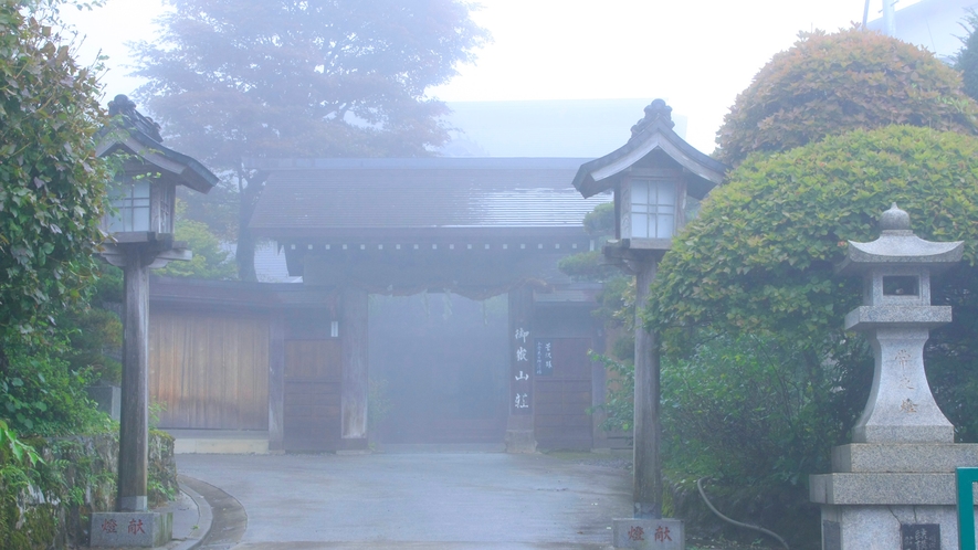 【入口■朝は霧がかかり幻想的に】