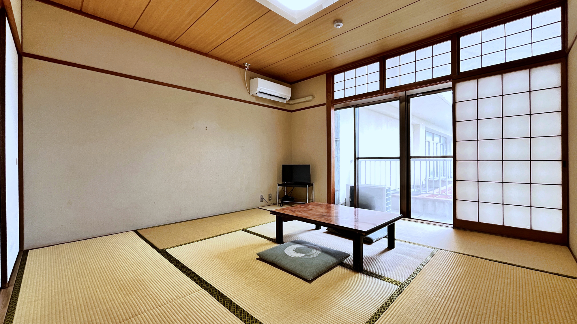 【海側】ゆったりくつろぐ　和室8畳