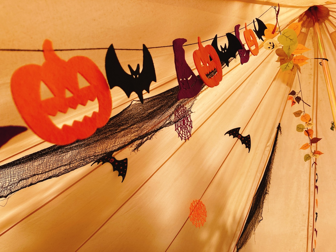 【秋のもみじにハロウィンで気分はコウヨウ！？】もとすの森のグランピング体験型宿泊プラン