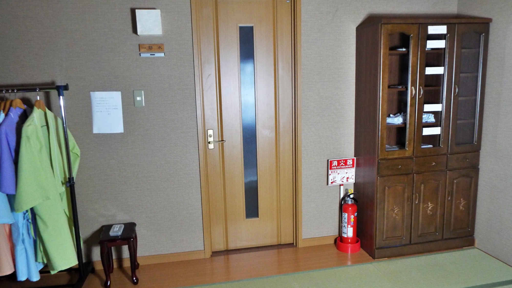 アメニティは棚からお取りください。