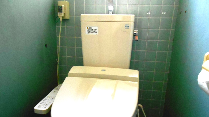 ・共用のトイレは温水洗浄便座完備です