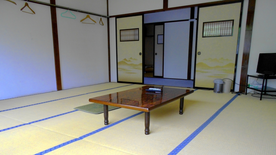 ・客室一例：全て畳のお部屋（鍵なし）です