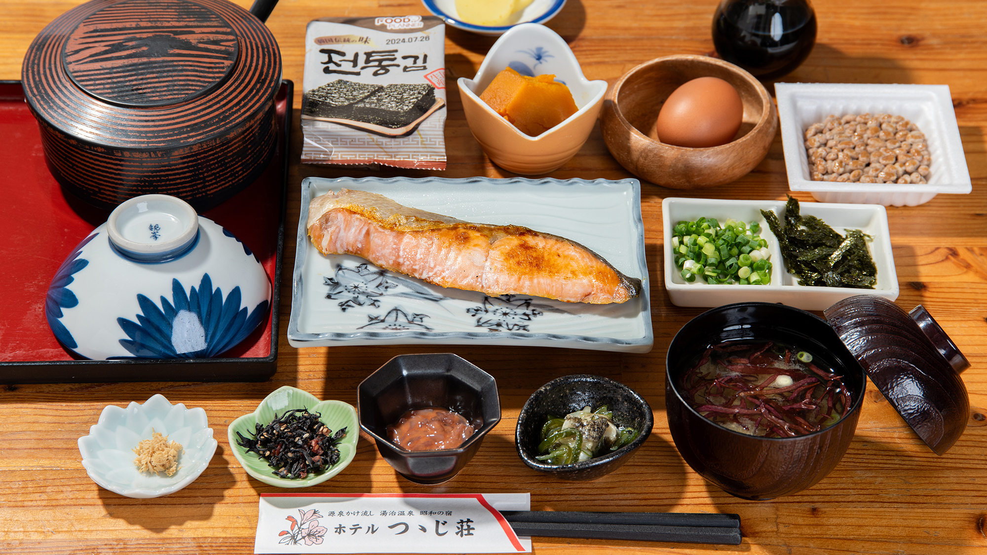 【朝食一例】卵かけごはん向けの「丹熊」の生卵、焼き魚など和食をご用意。