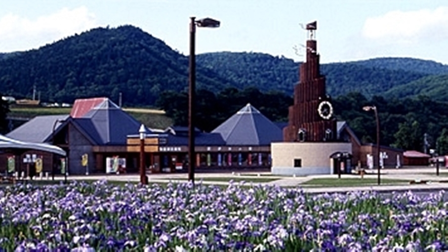 *【周辺】道の駅「おんねゆ温泉」：世界最大級のハト時計『果夢林』がシンボル。お土産や体験コーナーも