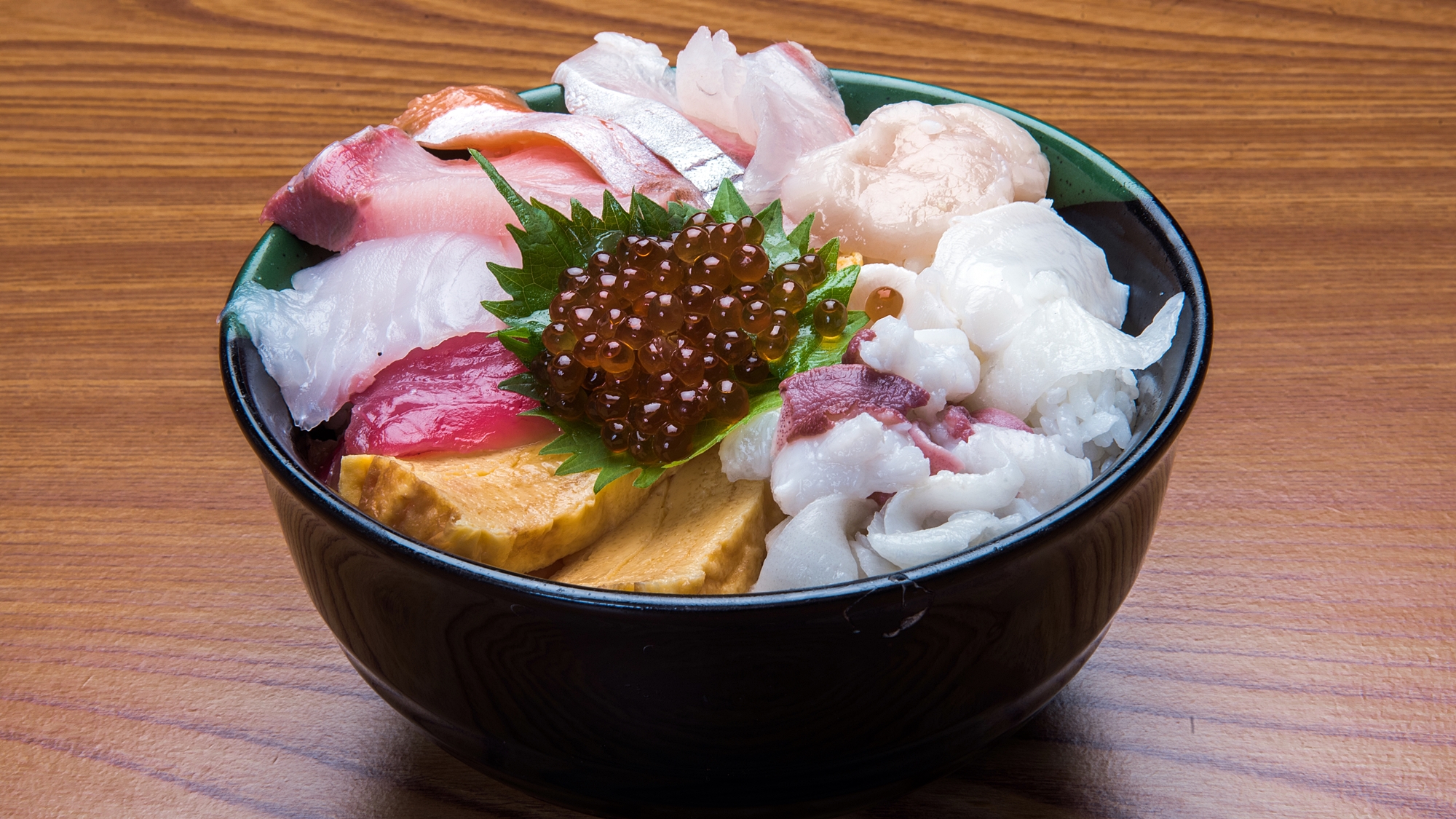 *【お食事】海鮮丼御膳：北海道ならではの新鮮でおいしい魚介類をふんだんに使用しています
