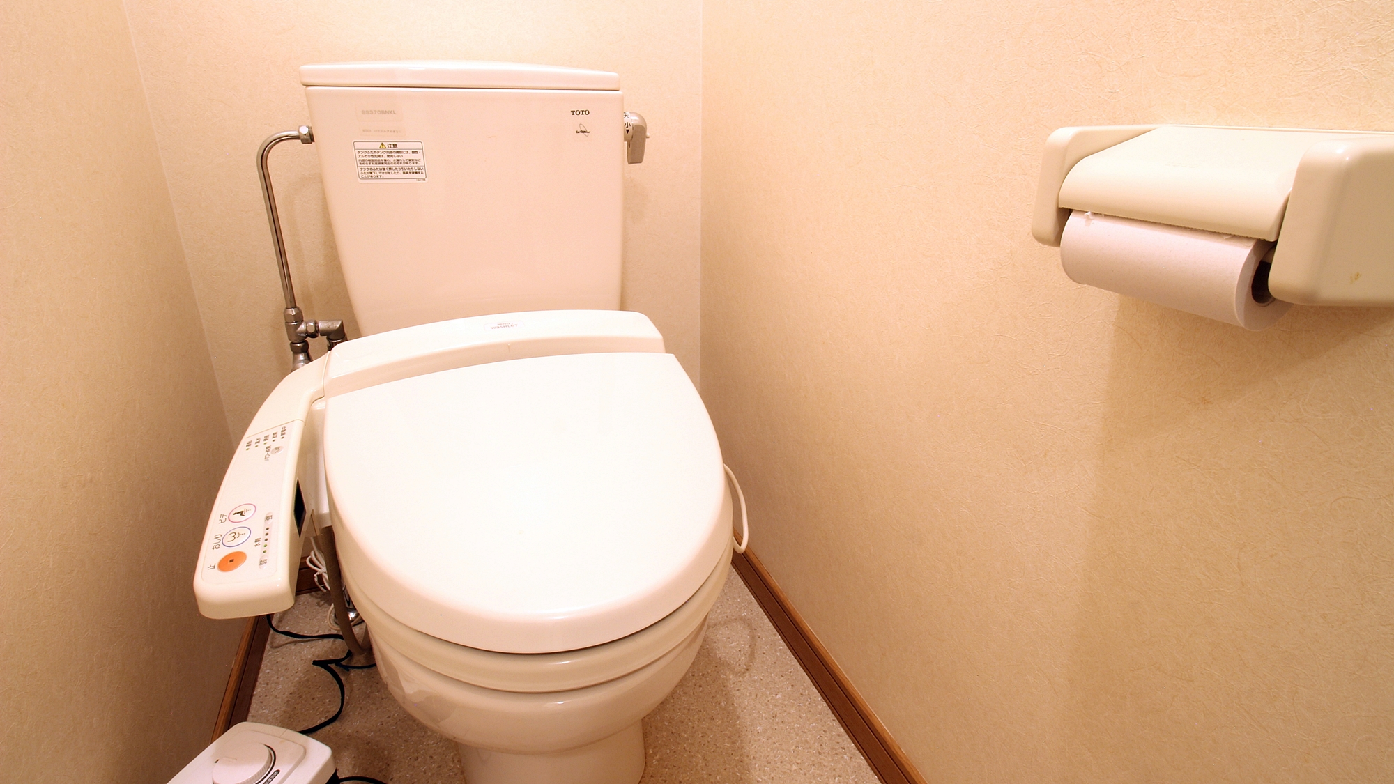 *【客室】トイレ：1階の客室は「洗浄機付トイレ・洗面台」を完備しています