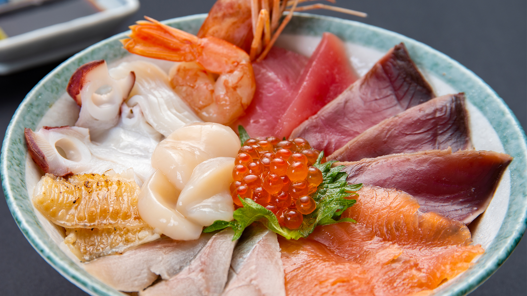 *【選べる夕食】オホーツク海鮮丼御膳：北海道ならではの新鮮でおいしい魚介類をふんだんに使用しています