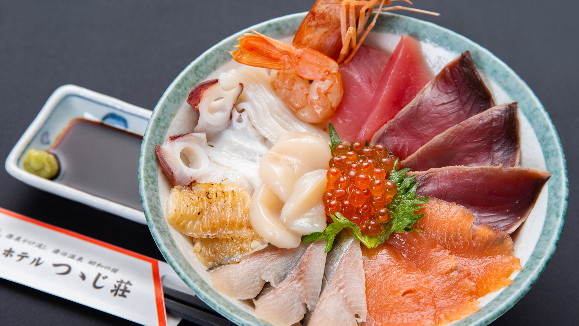 【選べる夕食一例】オホーツク海鮮丼：北海道ならではの新鮮でおいしい魚介類をふんだんに使用しています