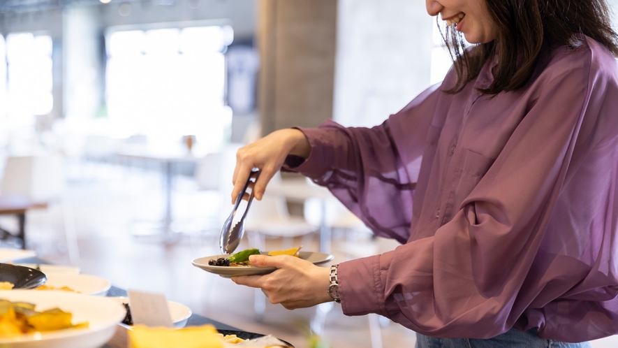 明るく開放的なレストランで朝食をお楽しみください