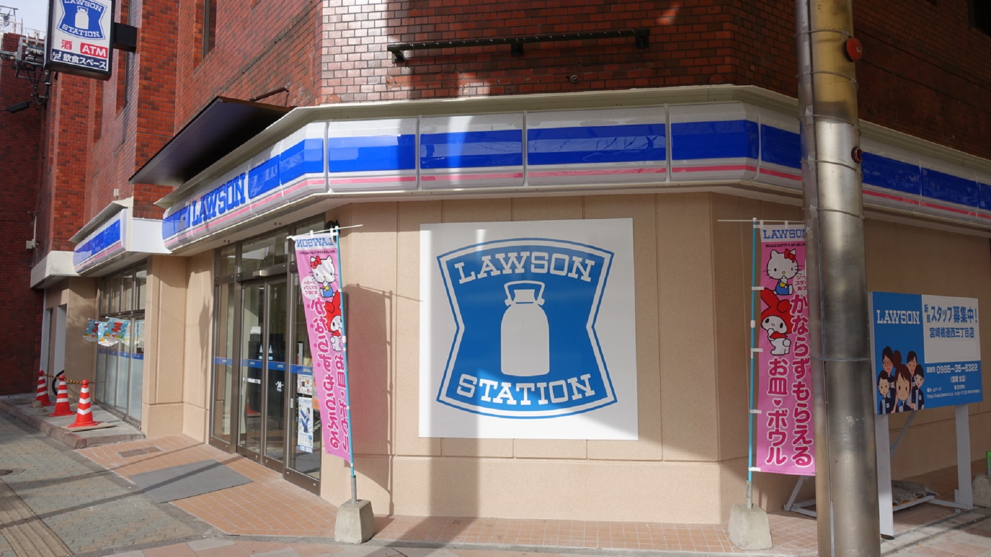 ホテルの入口隣はLAWSON！(当館のテナントです）