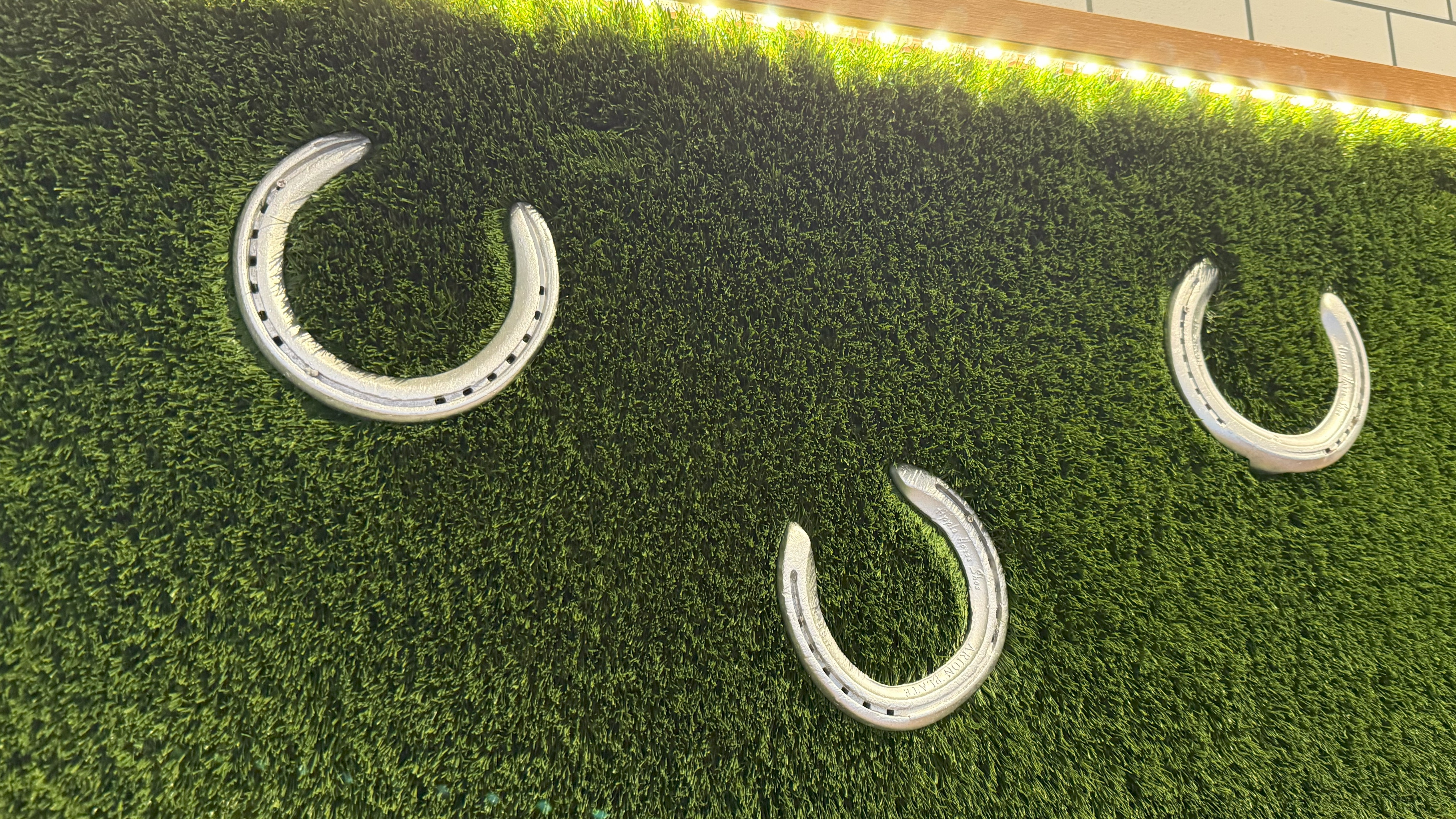 レストラン内の壁に蹄鉄‼