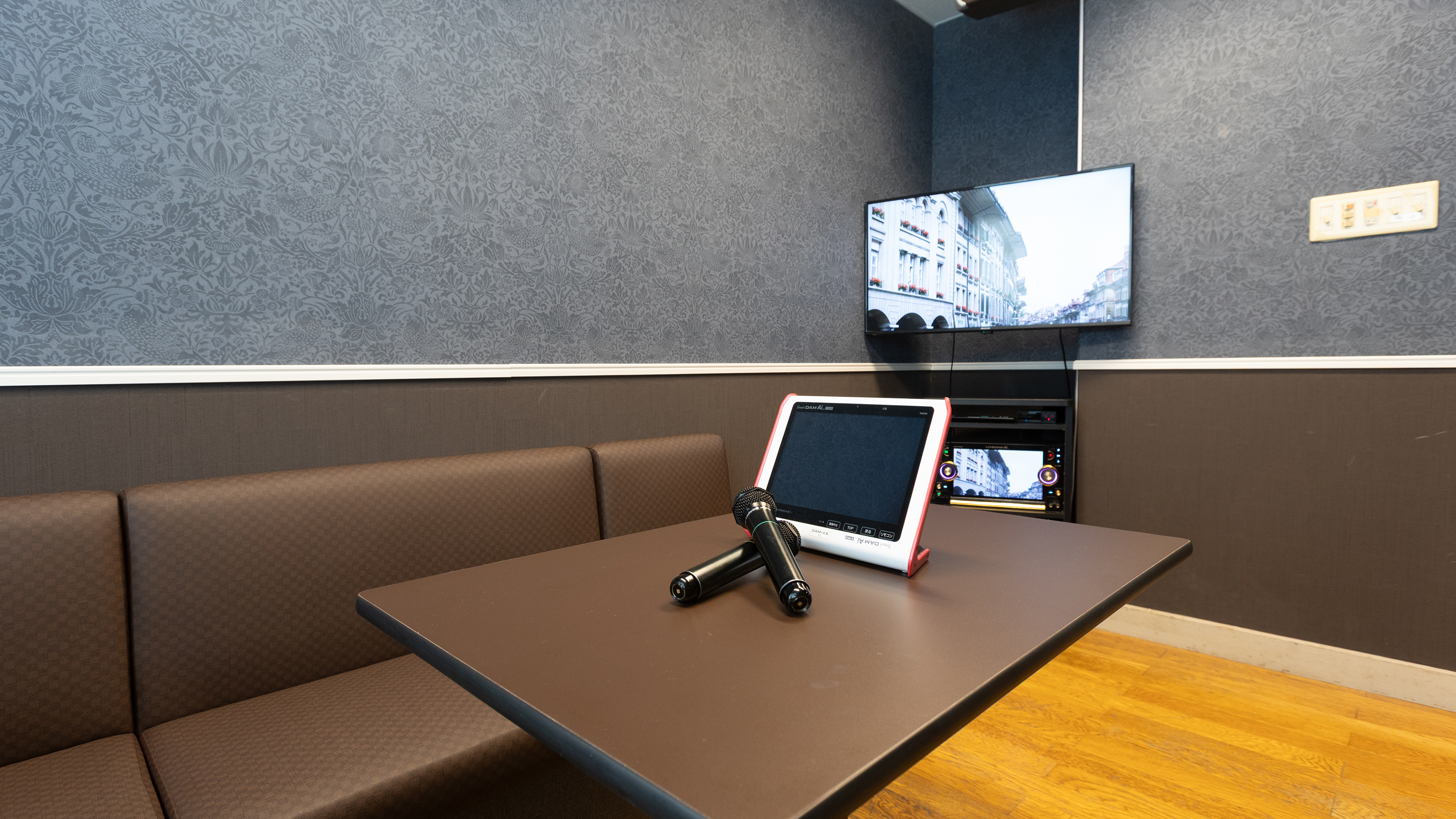 個室カラオケルーム（予約制）