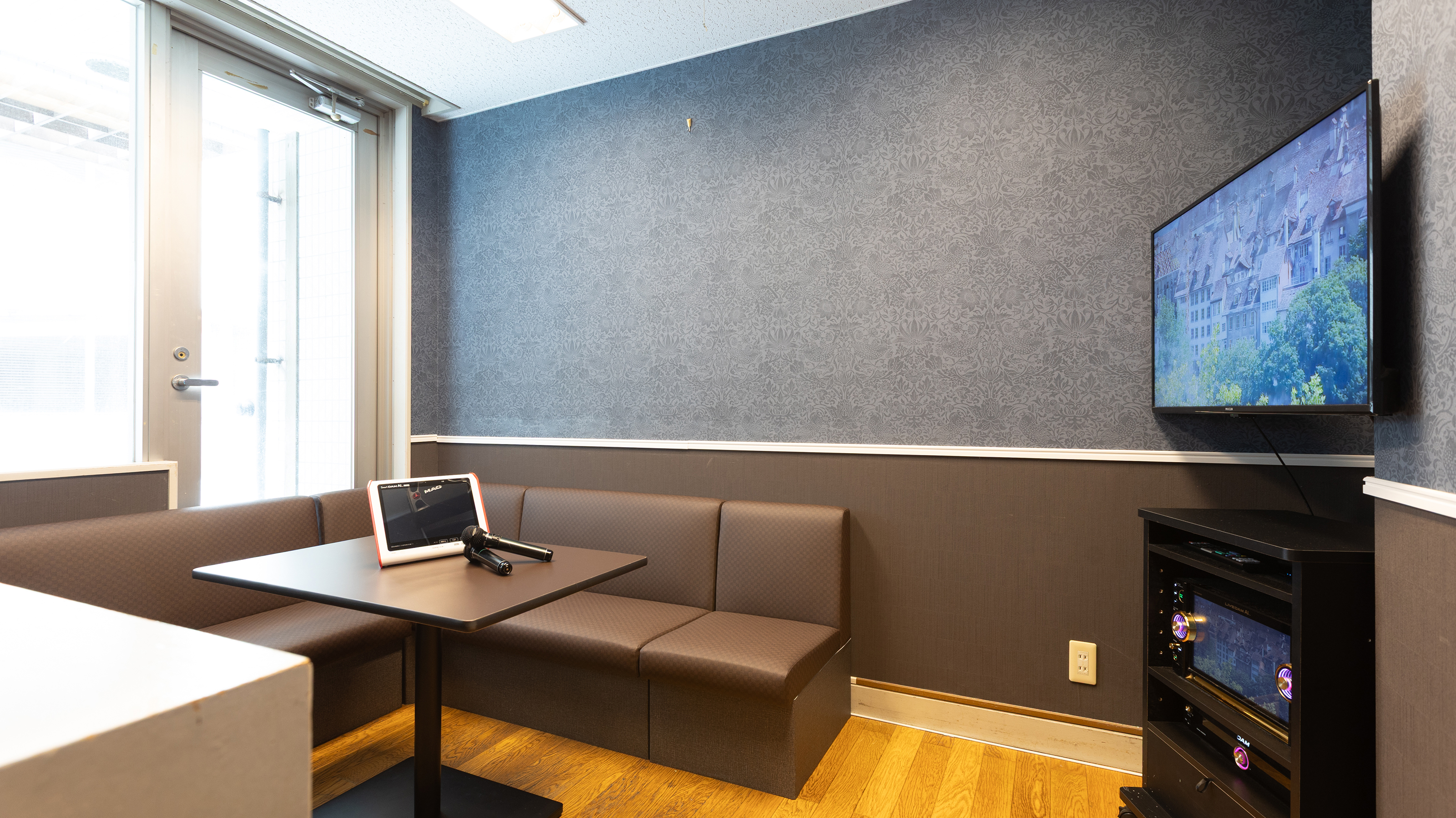 個室カラオケルーム（予約制）