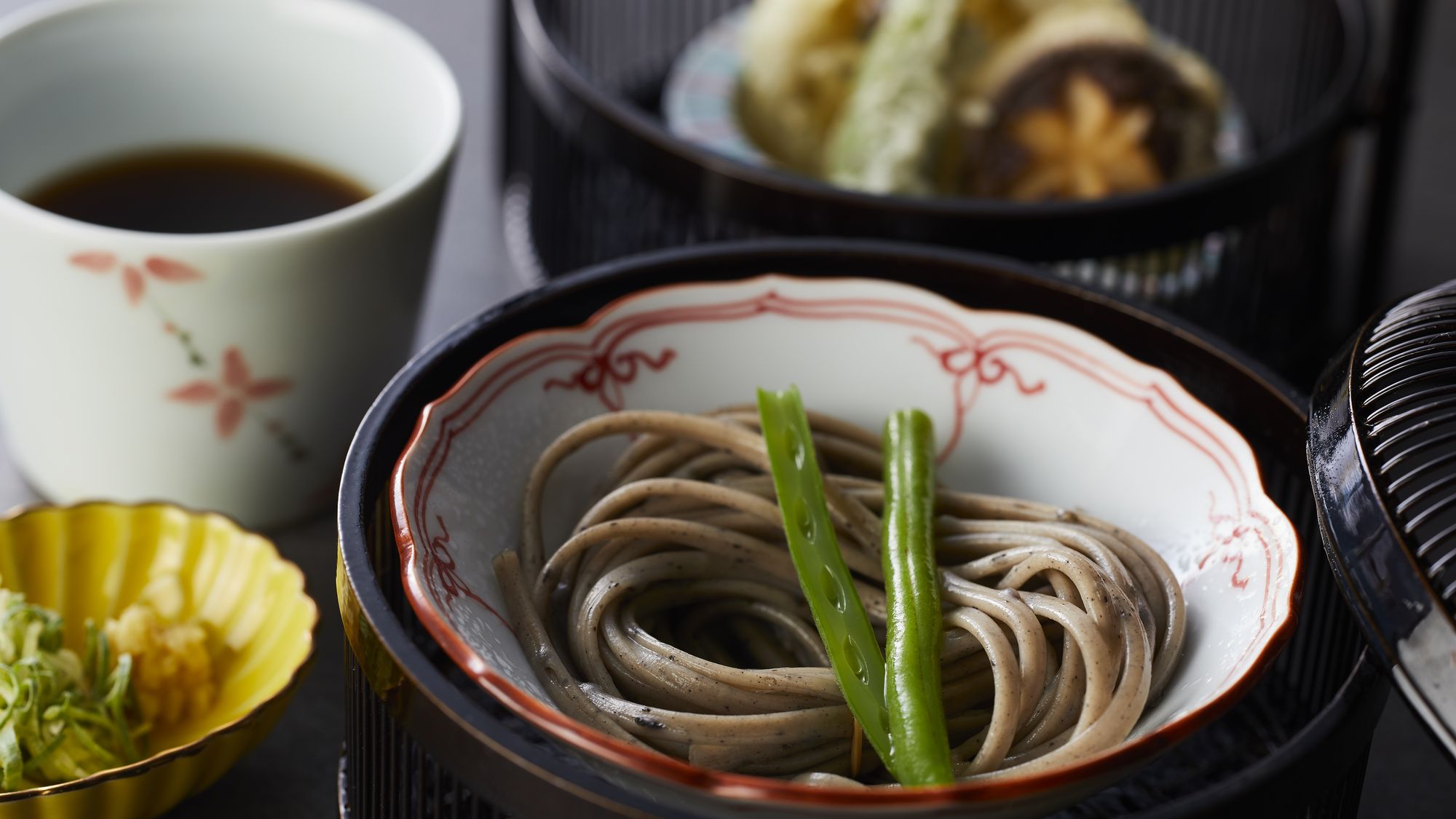 【土地の恵み会席】冬(2025年12月～2026年2月)油物 淡路島黒五麺と女鯒天婦羅