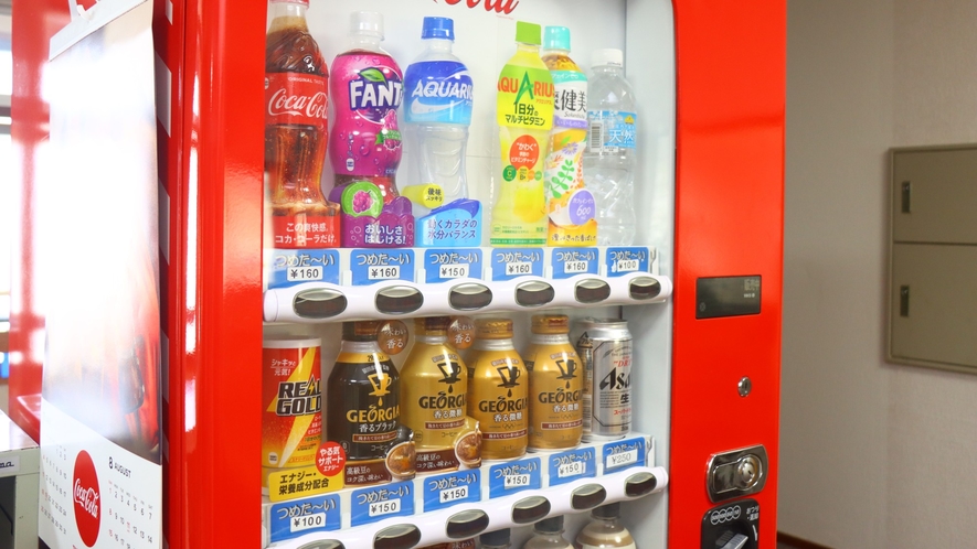 《館内》お酒、ソフトドリンクの自動販売機があります