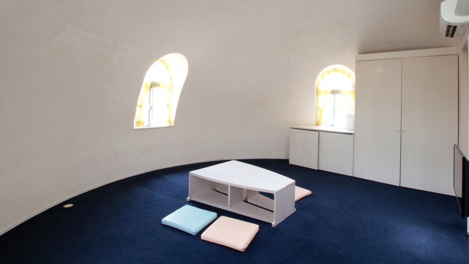 【ファンタジックゾーン】和室調客室一例（全室禁煙）珪藻土塗装壁：収納棚をくっつけてテーブルに。