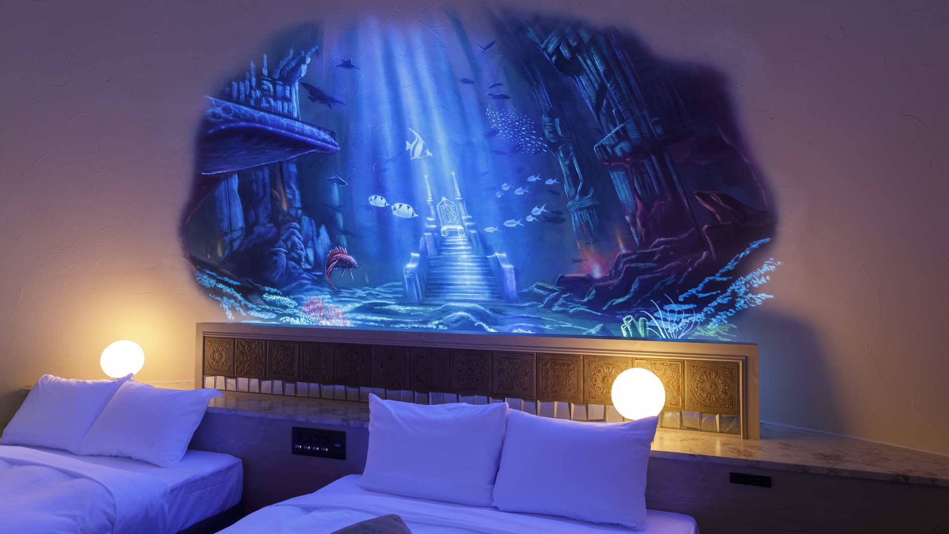 【ヴィレッジ8】壁画には、鮮やかな色彩やデザインが浮かび上がる仕掛けがございます。