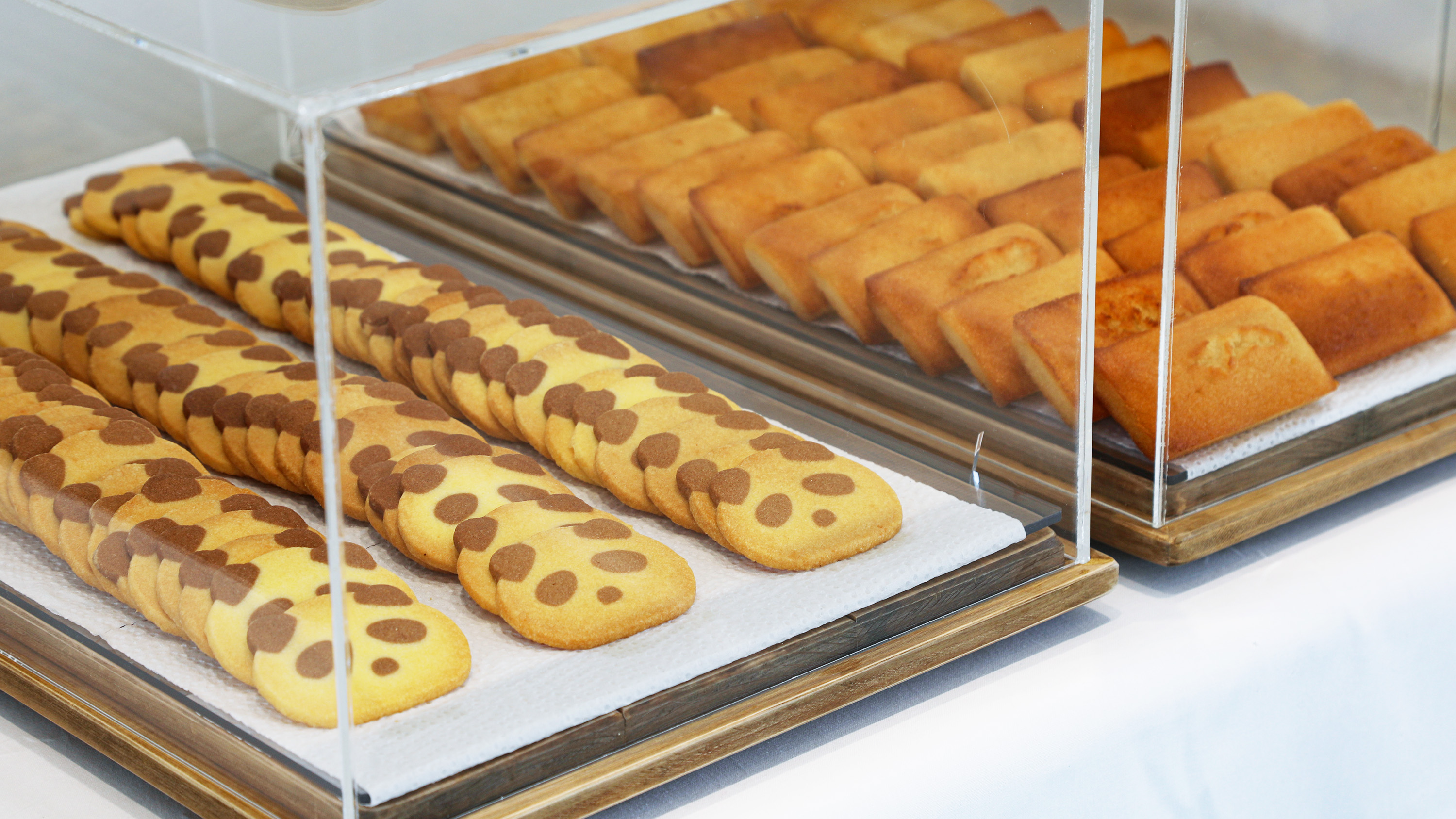 フロント棟にてソフトドリンクや当グループ専属シェフ手作りスイーツを提供（15～20時）※内容日替わり