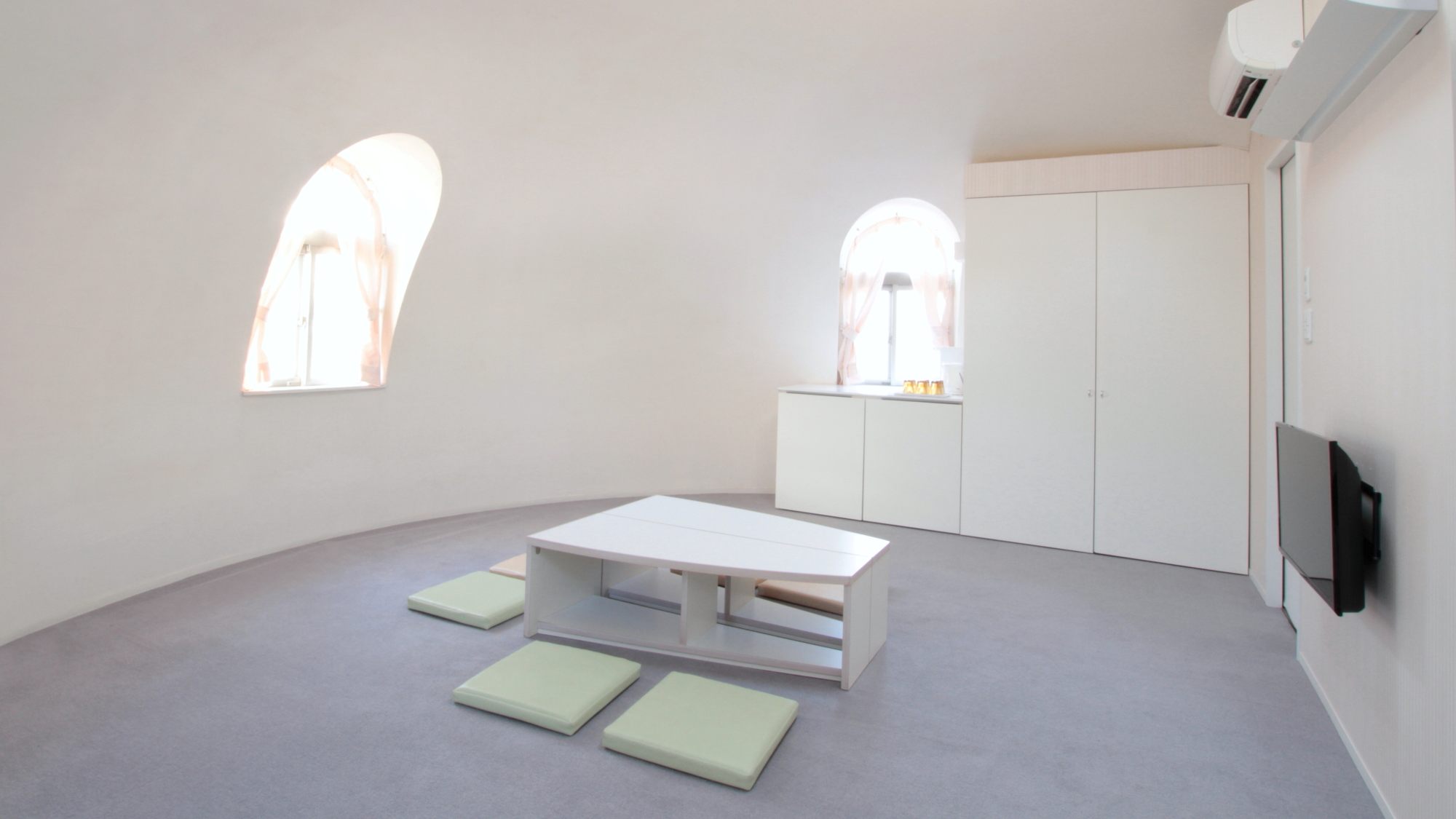 【ファンタジックゾーン】和室調客室一例（全室禁煙）珪藻土塗装壁：収納棚をくっつけてテーブルに。