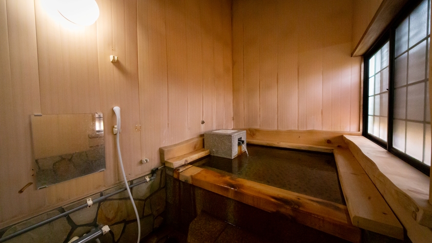 貸切り檜風呂_岩と檜で造られた、雰囲気の良い貸切風呂です