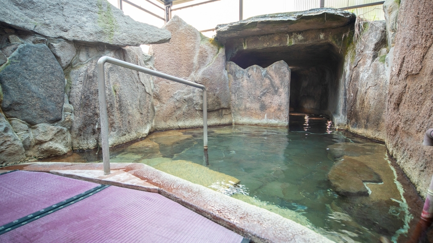 【洞窟風呂】洗い場は畳敷きとしており、迫力のある一枚岩とは対象的に柔らかくやさしい造りです