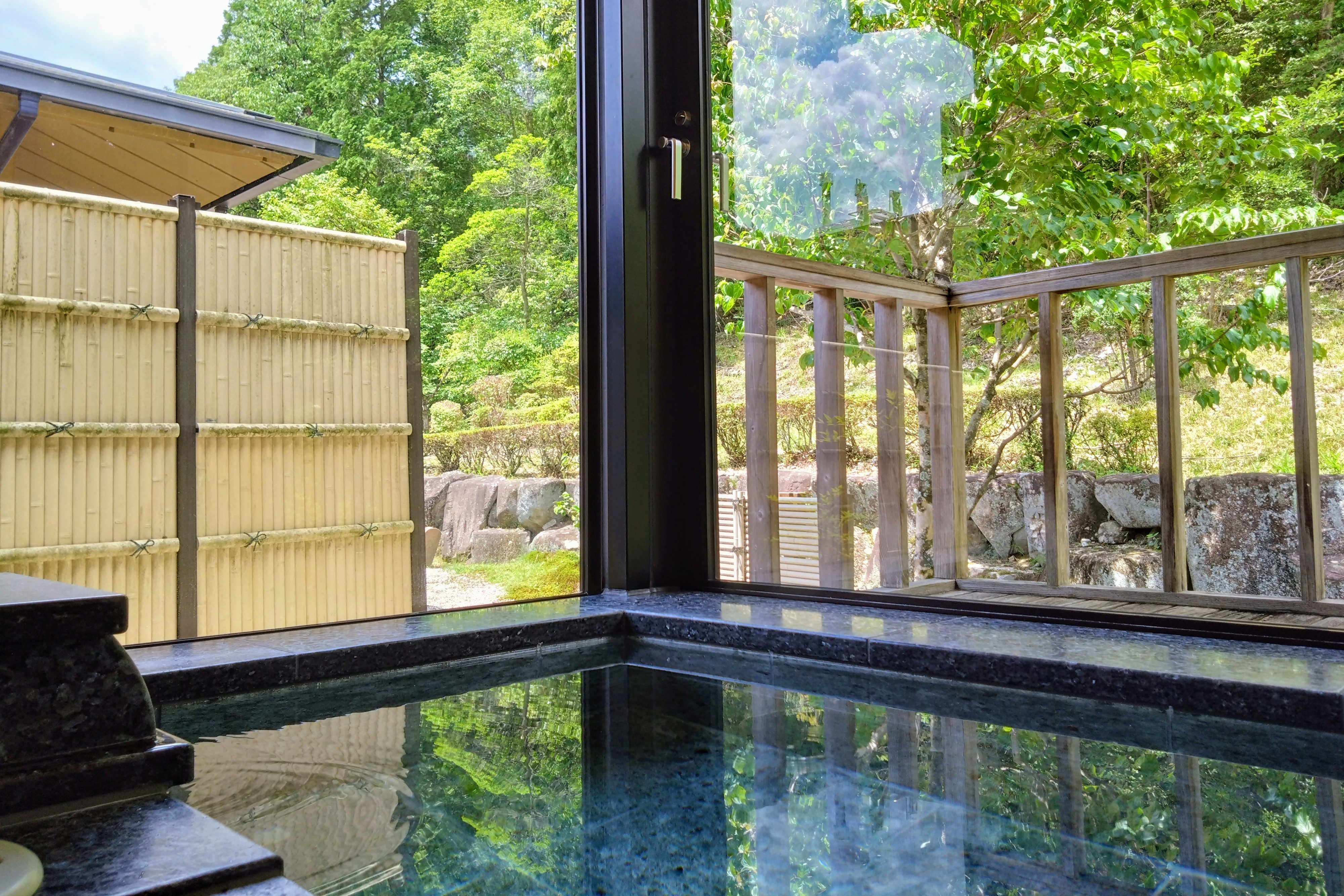 客室内風呂 新緑の風景