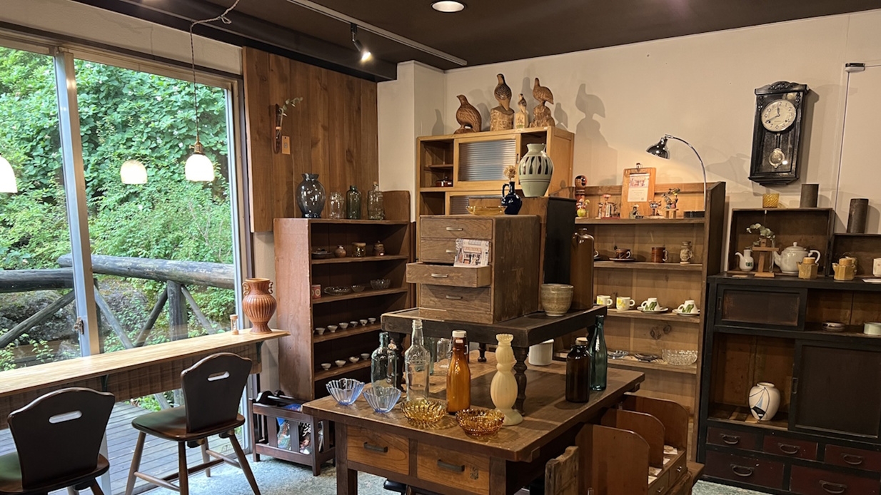 【2泊以上の湯治旅】部屋と温泉を行き来する、山奥の静かな時間。昼は名物カレー、夜は山ご飯