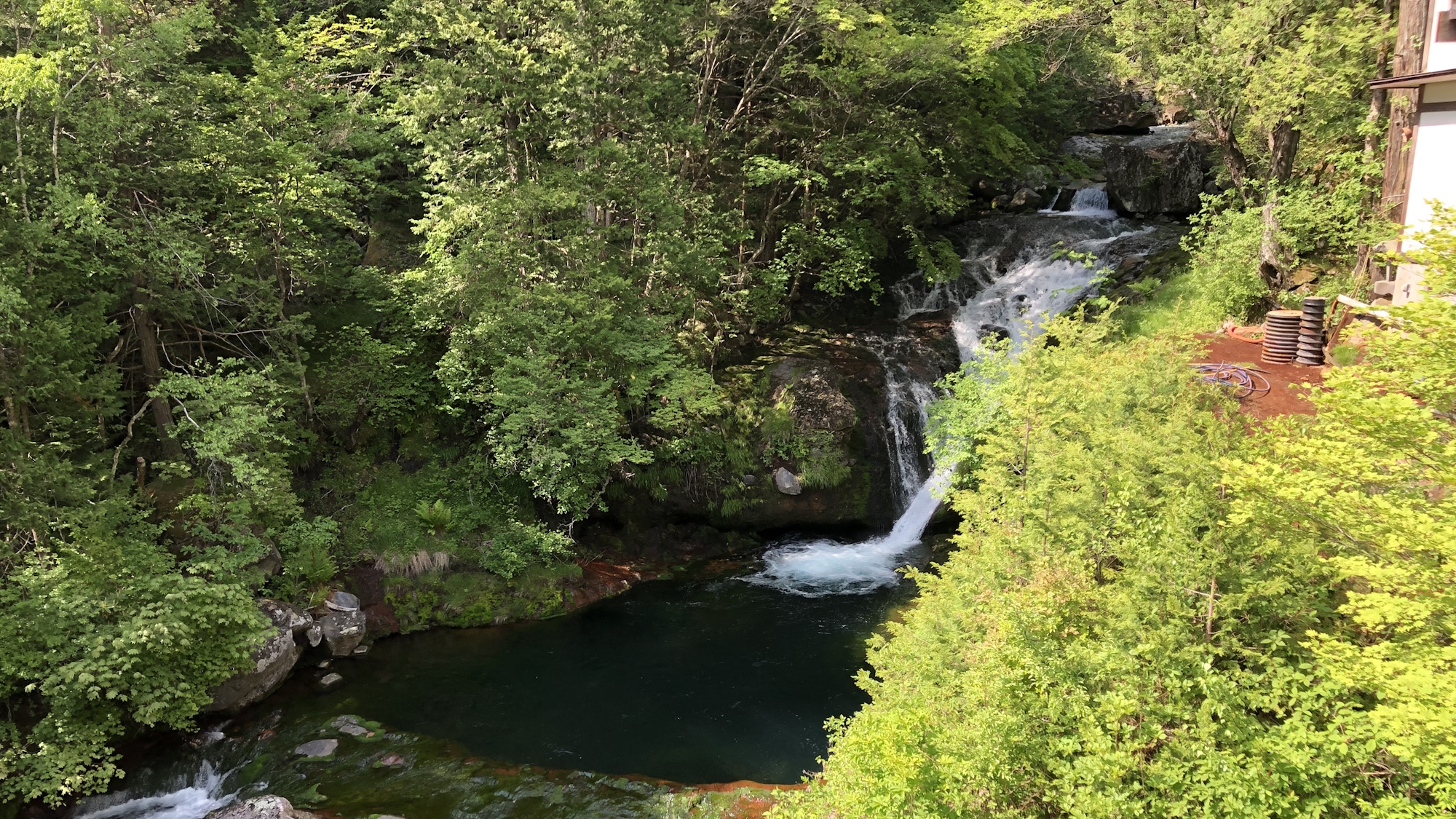 【自然・観光】当館横を流れるおしどり隠しの滝