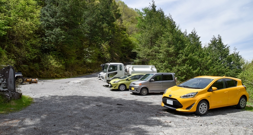 *宿前の駐車場（無料）