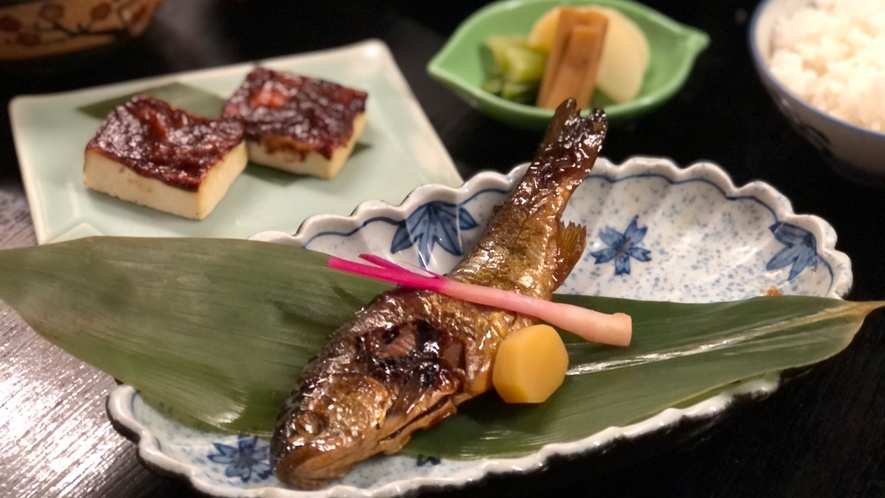 *2日間煮込んだヒメマスの甘露煮ごはん（明治温泉の選べる山ごはん）