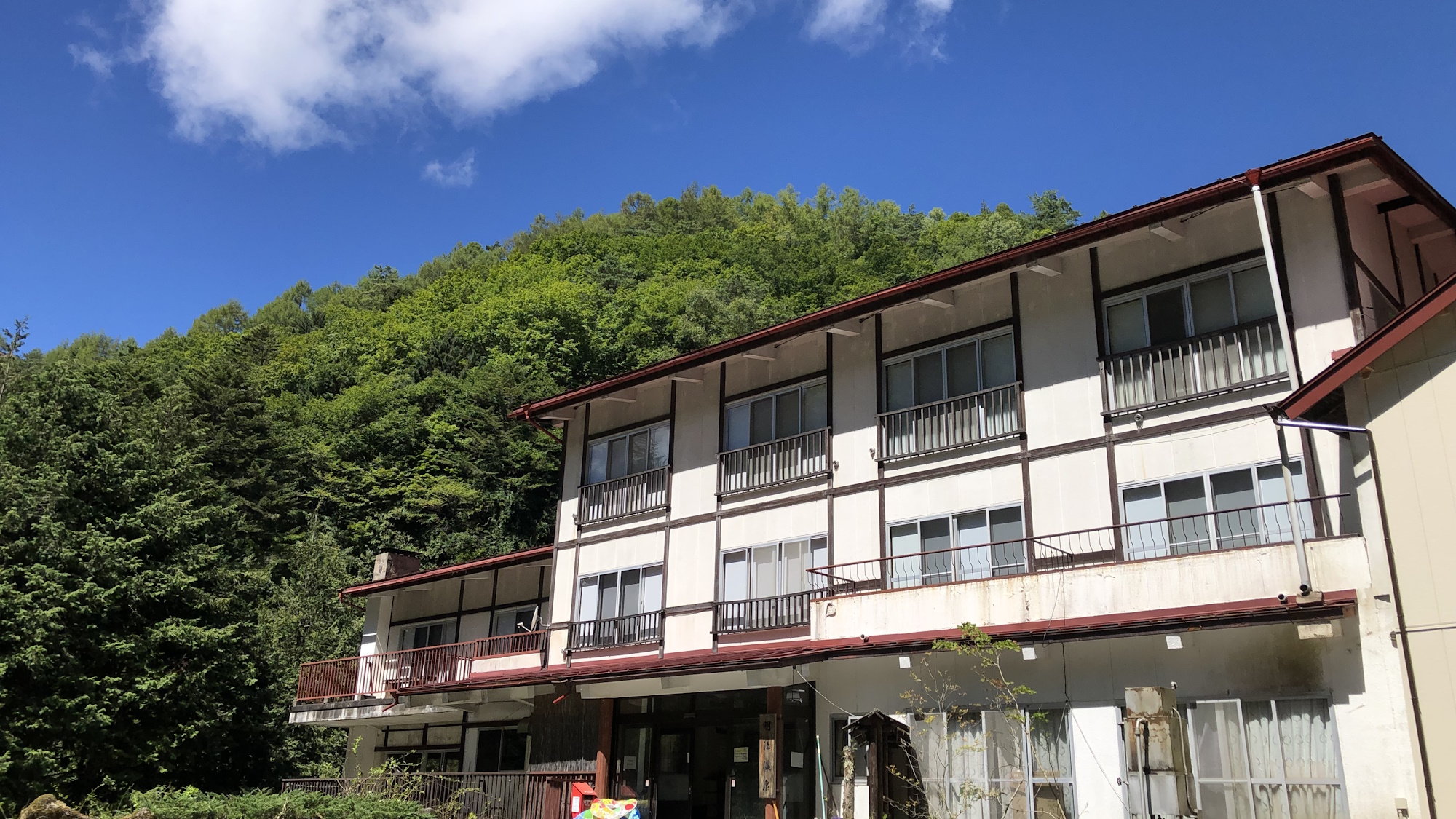 【外観】夏の日の明治温泉