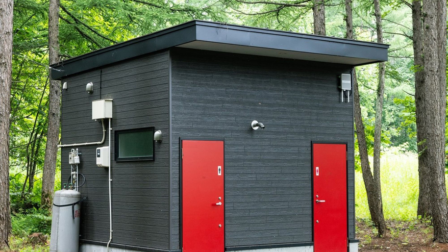 ご宿泊テントの近くに、屋外トイレを設置しておりますので安心です。