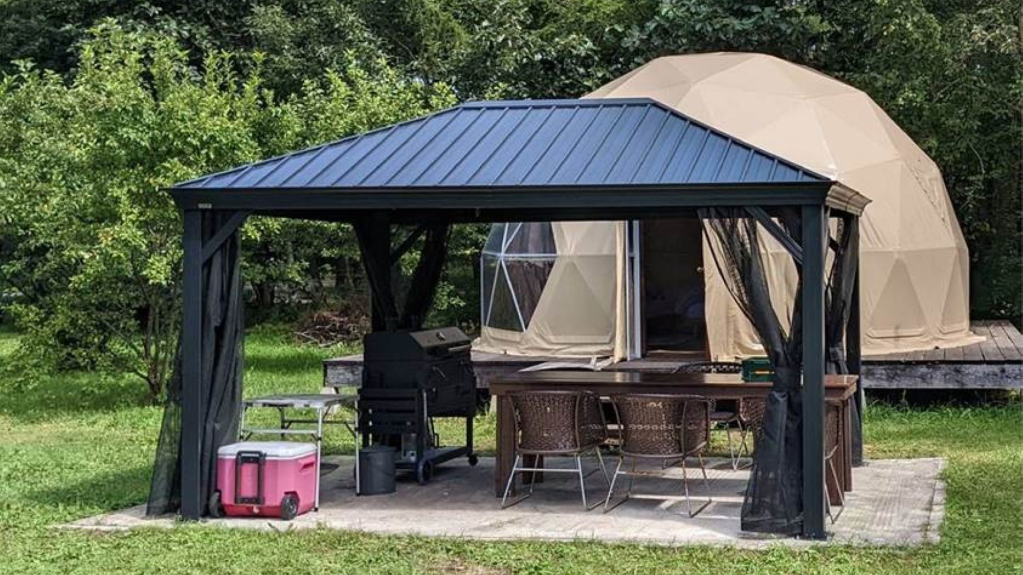 ［ドームテント］雨の日でも虫が気になる日でも安心。快適な空間でゆっくりBBQをお楽しみいただけます。