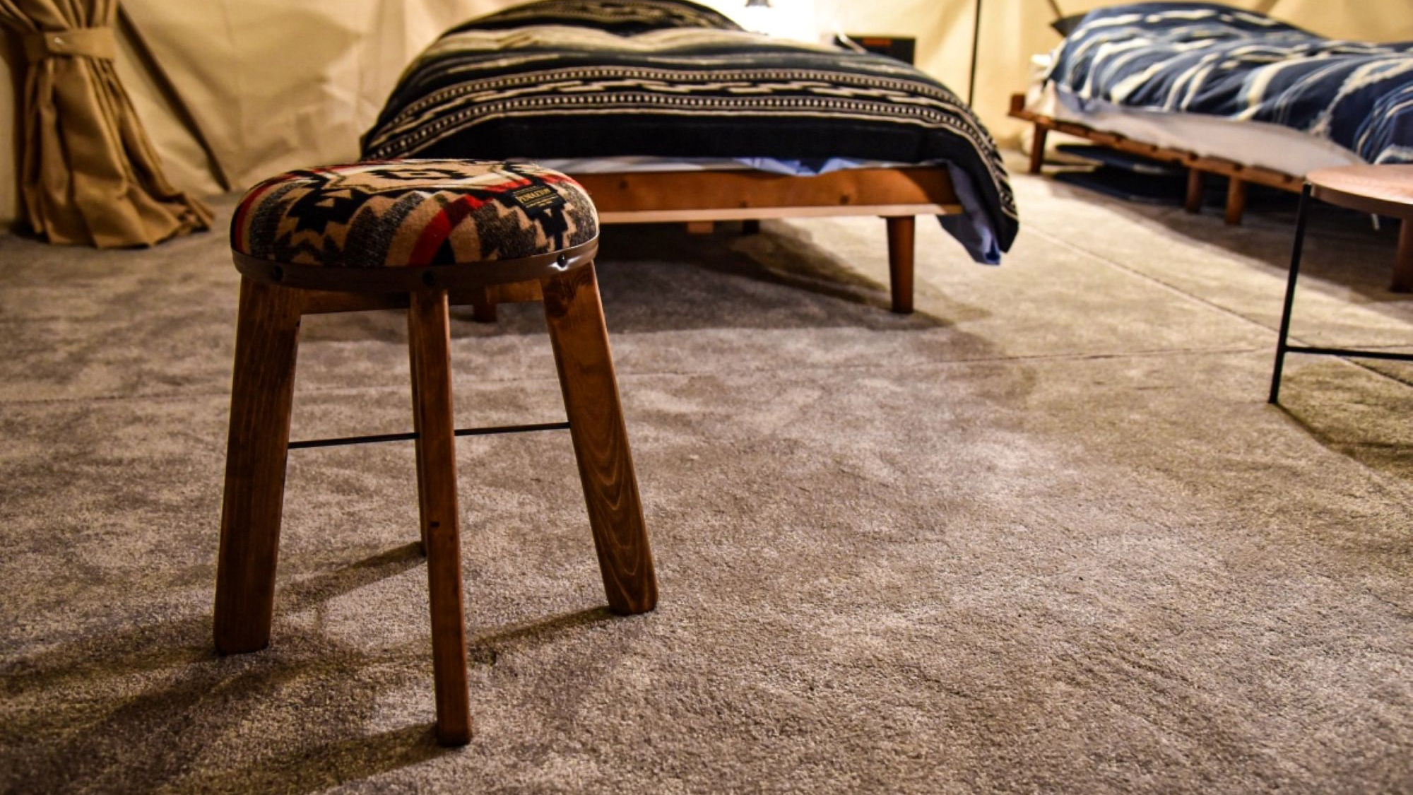 ［ドームテント］各テントにシングルベッド2台と、ローコット（簡易ベッド）2台をご用意しております。