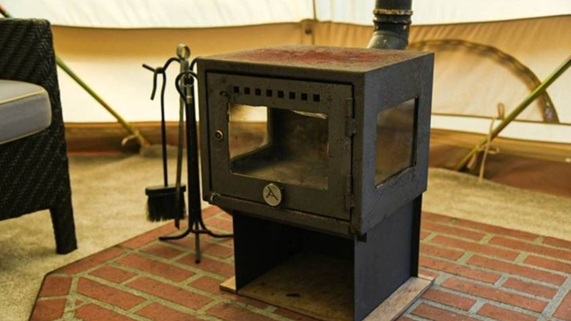 気温が下がる季節には、室内に設置された薪ストーブがご利用可能。ぬくもりに包まれ、特別な夜を。