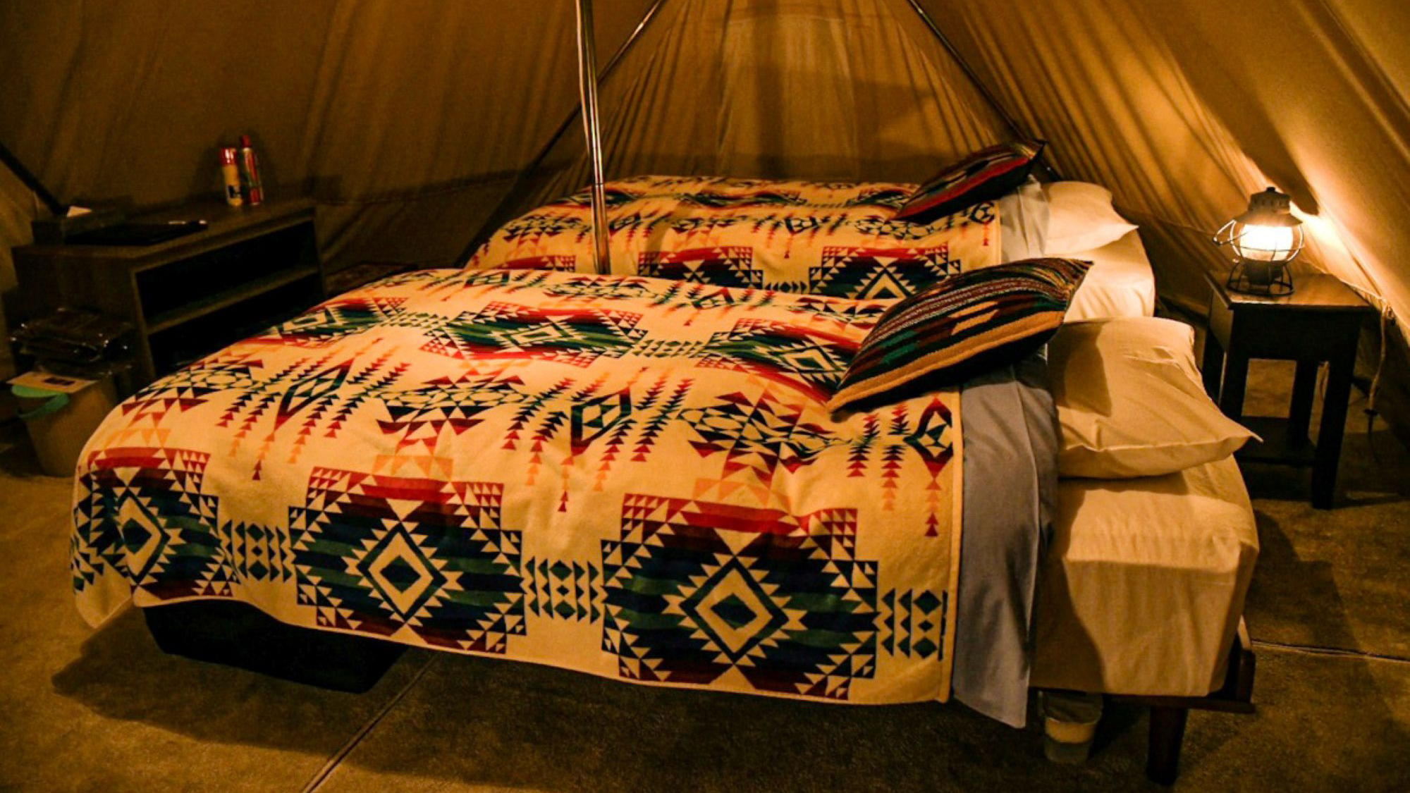 ［テント］各テントにシングルベッド2台と、ローコット（簡易ベッド）2台をご用意しております。