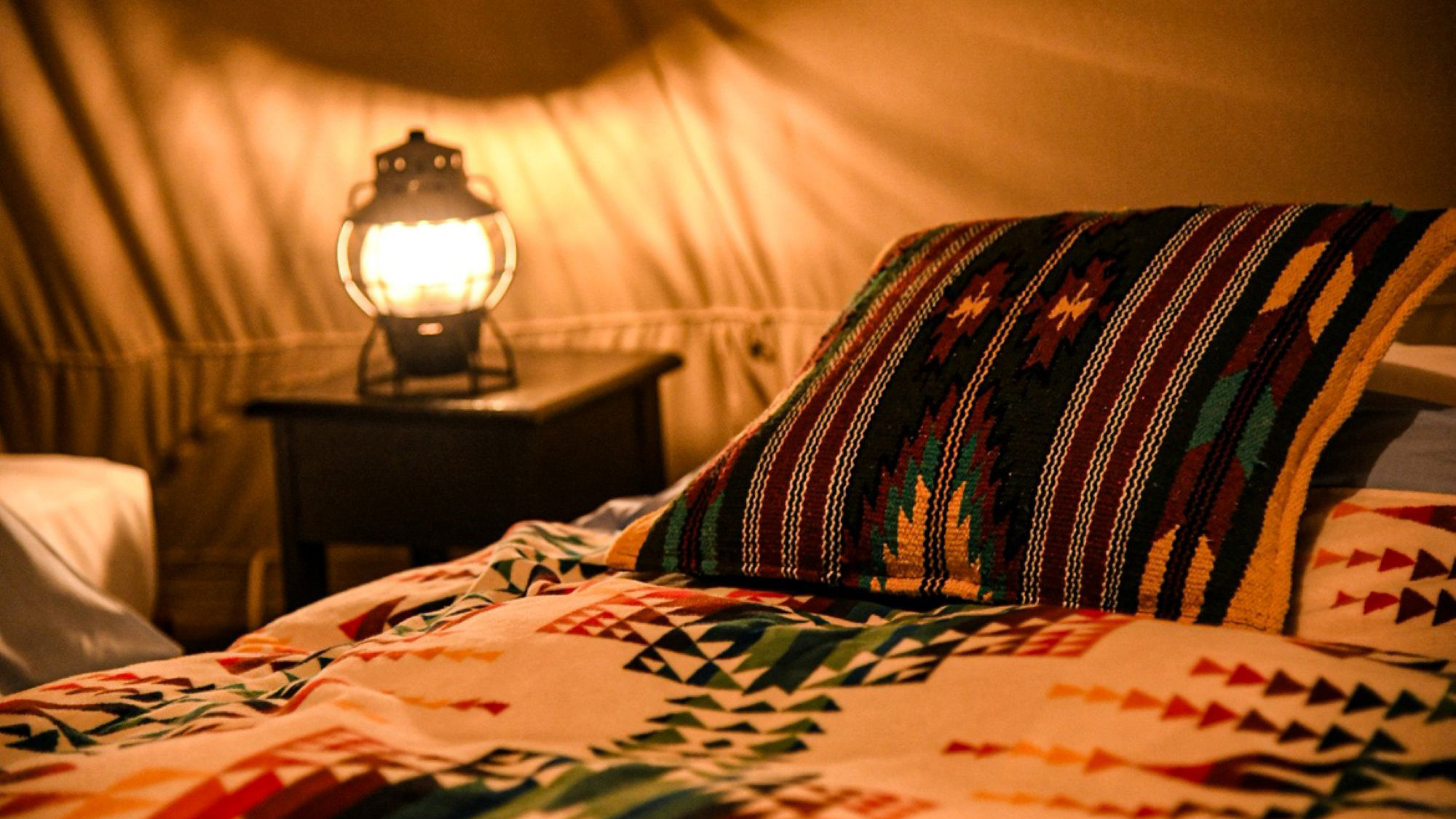 ［テント］各テントにシングルベッド2台と、ローコット（簡易ベッド）2台をご用意しております。