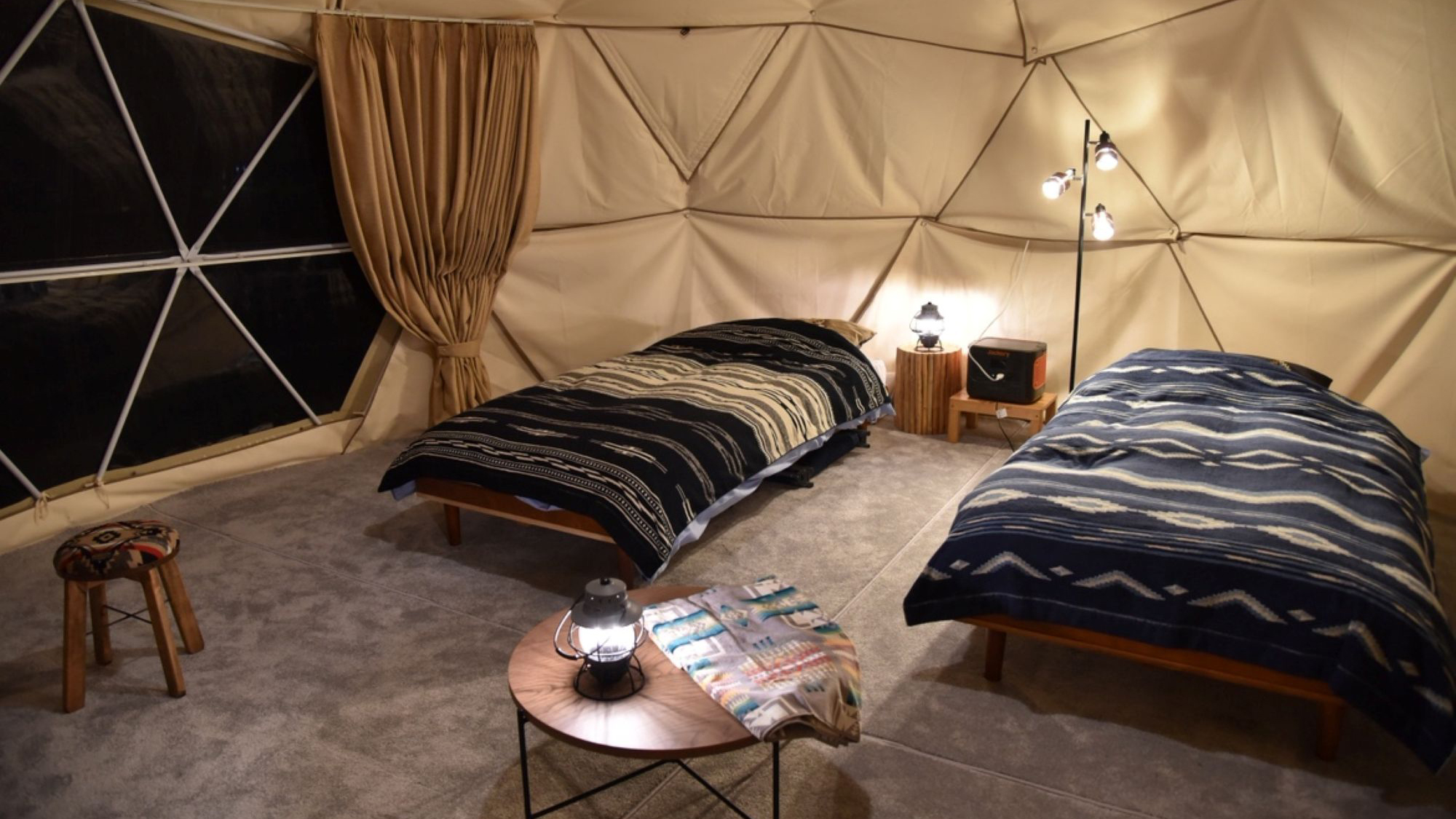 ［ドームテント］各テントにシングルベッド2台と、ローコット（簡易ベッド）2台をご用意しております。