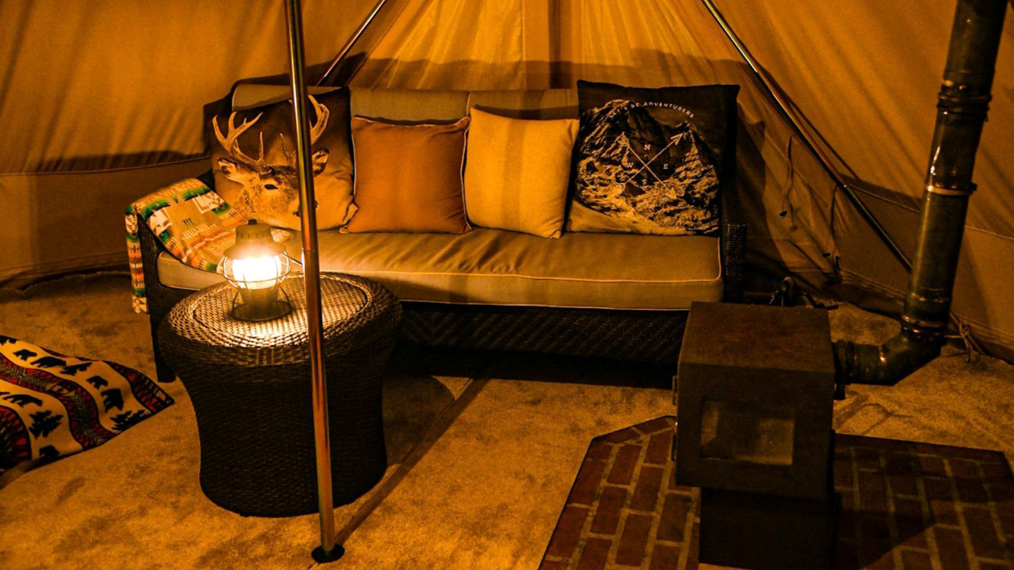 ［テント］ゆったりとおくつろぎいただけるソファを設置※テントにより内装が若干異なる場合あり