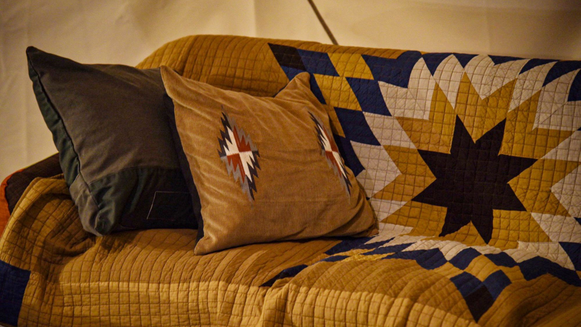 ［ドームテント］ゆっくりとお過ごしいただけるソファを設置※テントにより内装が若干異なる場合あり