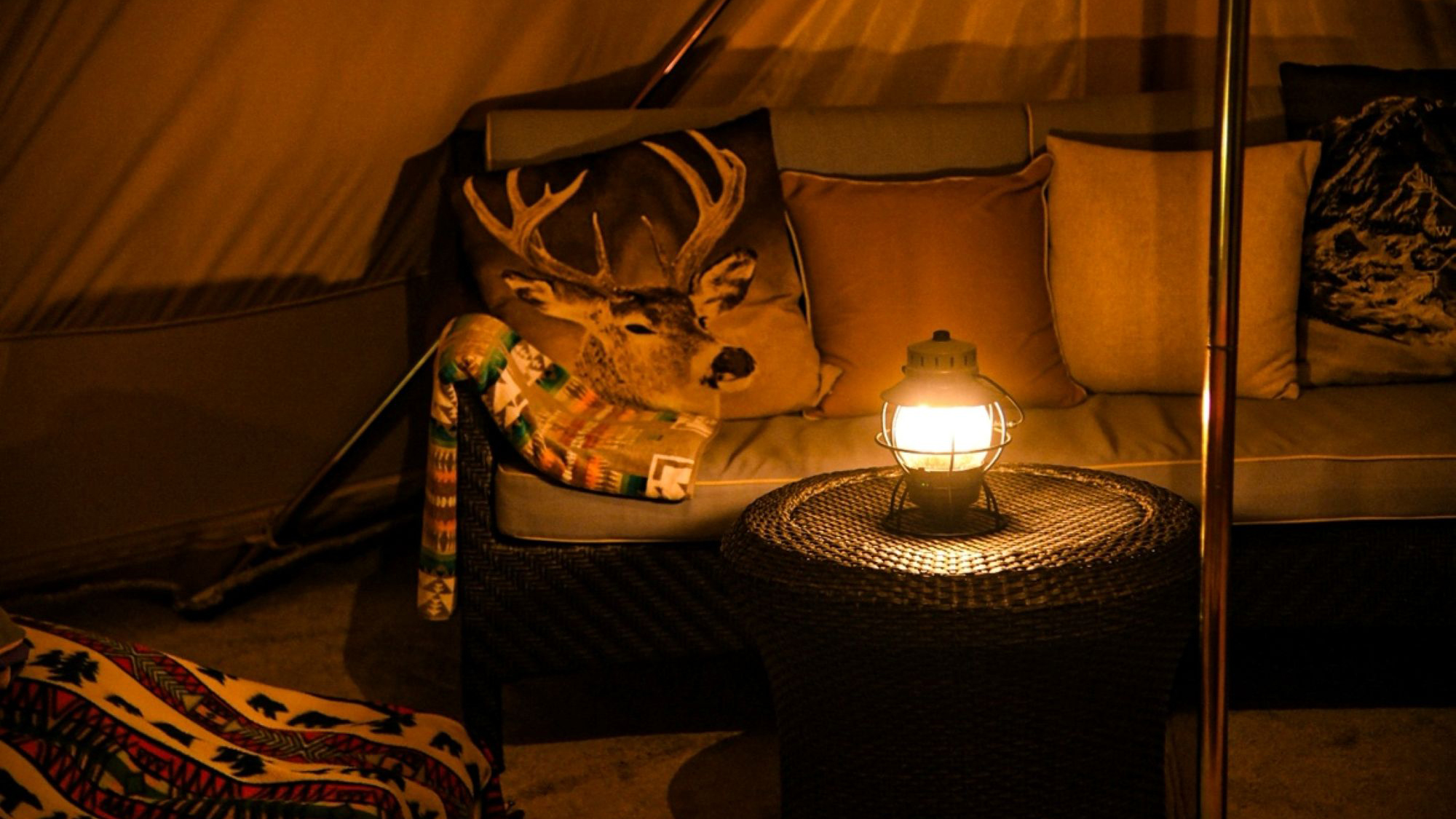 ［テント］ゆったりとおくつろぎいただけるソファを設置※テントにより内装が若干異なる場合あり