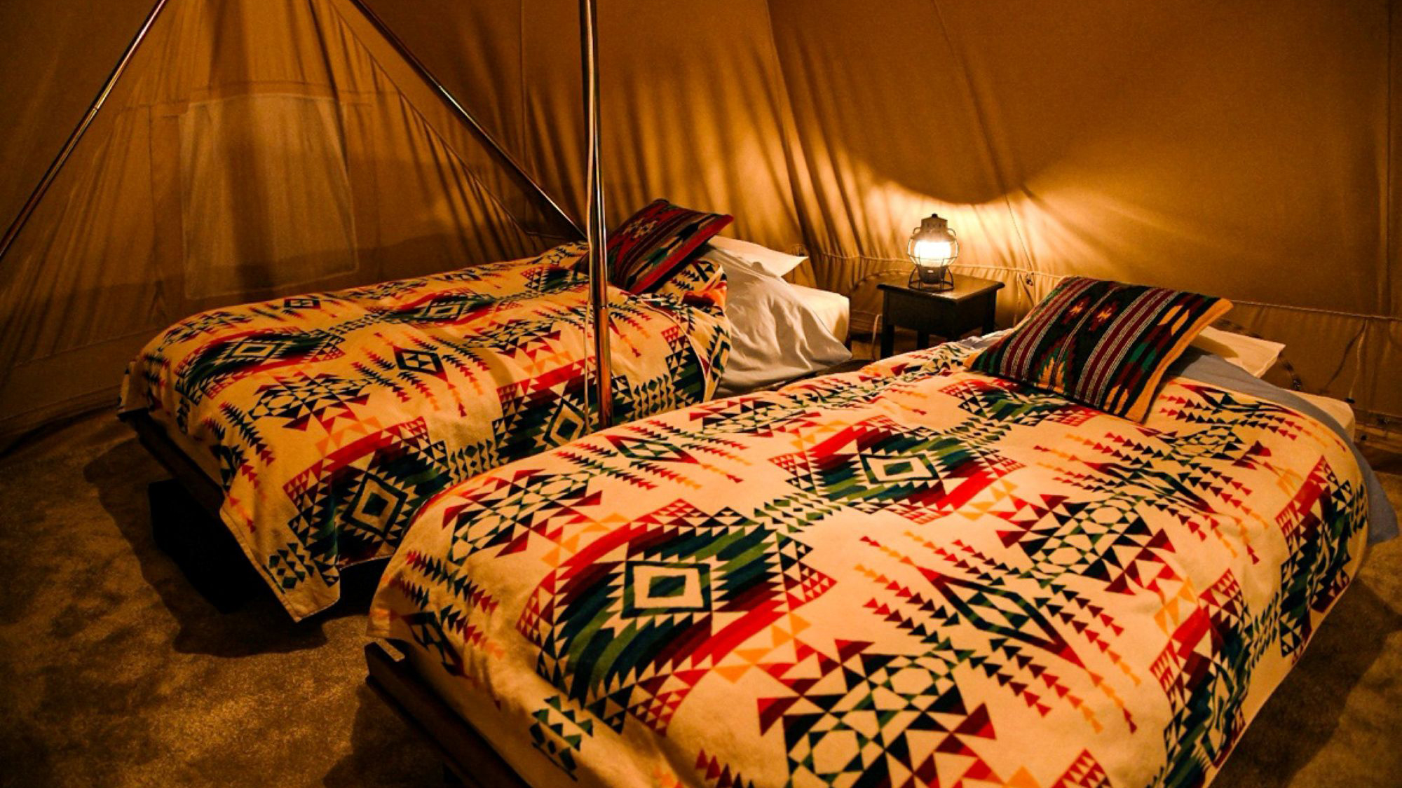 ［テント］各テントにシングルベッド2台と、ローコット（簡易ベッド）2台をご用意しております。