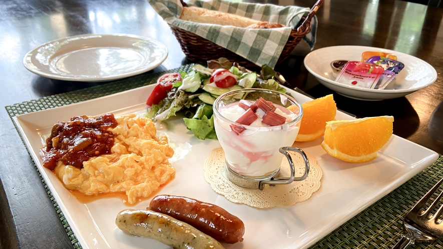 *ある日の朝食/彩り豊かなワンプレートモーニング。栄養も量も十分満足な朝食だと好評です。