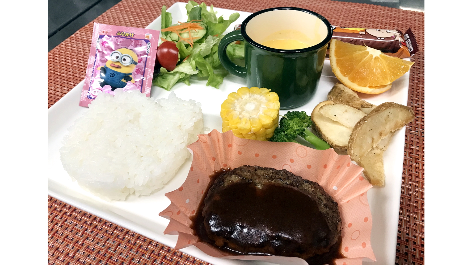 *お食事（一例）/お子様ランチプレート。個人差もありますが小学校1・2年生のお子様が食べる量です。