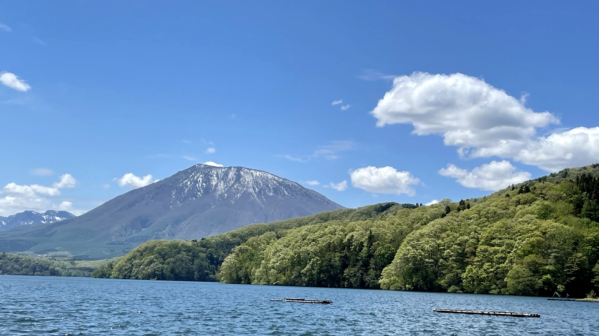 *周辺（夏の野尻湖）/標高６５４ｍの高原に位置する湖。SUPなどのアクティビティもございます。