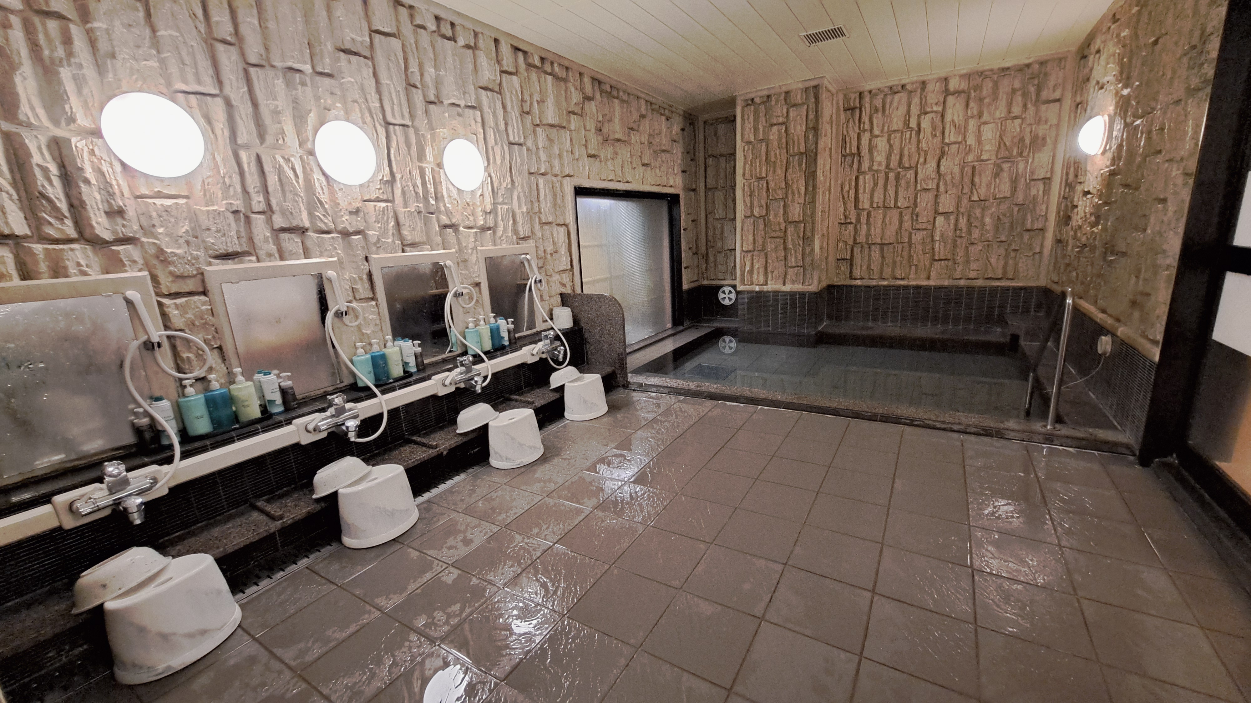 【男性浴場】洗い場は6か所でございます